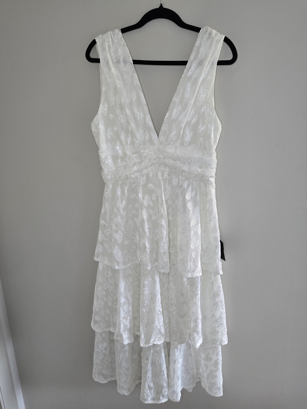 Lulu's white sleeveless tiered ruffle v-neck midi dress, empire waist, formal